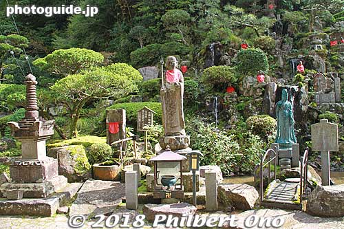 Jizo and Kannon statues along a rock wall.
Keywords: hyogo toyooka kinosaki onsen hot spring spa
