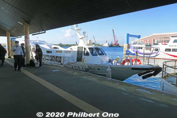 Our Anei Kanko high-speed boat to Iriomote.  第12あんえい号
総トン数19t 旅客定員89名 航海速力38.0ノット 2003年12月進水・2004年1月就航
Keywords: okinawa Ishigaki Port