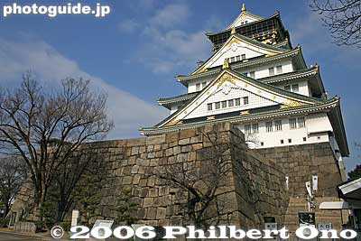 Castle tower, reconstructed in 1931, was renovated in 1995-97.
The exterior walls are gleaming white and bright gold ornaments shine in the sun.
Keywords: osaka prefecture castle