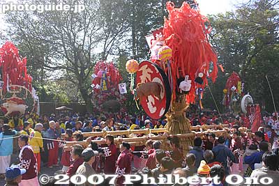 From 2 pm, the procession starts and the floats start to exit the shrine. Also see the [url=http://www.youtube.com/watch?v=E_Mk65iWvyg]video at YouTube.[/url]
Keywords: shiga omi-hachiman sagicho matsuri festival float boar shigabestmatsuri