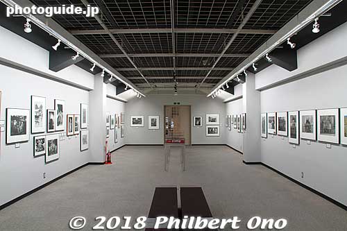 Inside Shisei Kuwabara Photographics Museum. It's a nice museum, but only one exhibition room, not huge, but it's large enough. 
Keywords: shimane tsuwano Shisei Kuwabara Photographics Museum