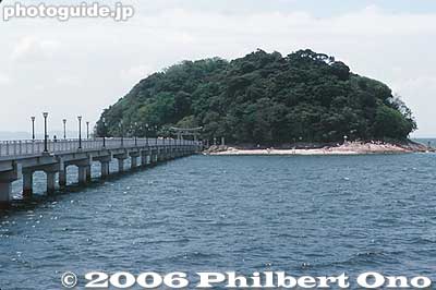 Takeshima island is connected by a bridge. The island is uninhabited, but has a Yaotomi Jinja Shinto shrine (八百富神社) dedicated to goddess Takeshima Benten. Designated as a Natural Monument for its flora which greatly differs from that on shore.
Keywords: aichi prefecture gamagori takeshima