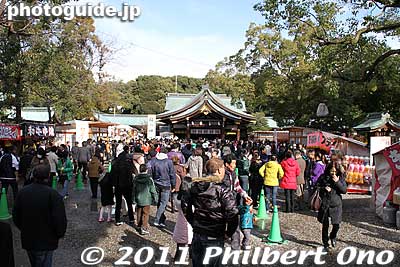 After passing through Romon Gate, you see this. Straight ahead is the Honden shrine hall where you pray. On the left and right were food booths.
Keywords: aichi ichinomiya masumida jinja shrine shinto hatsumode new year's day shogatsu 