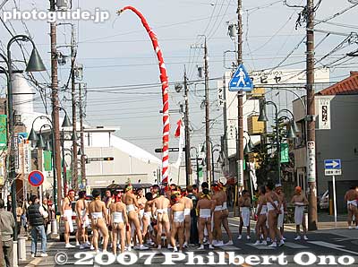 Every once in a while, they raise their pole.
Keywords: aichi inazawa konomiya jinja shrine hadaka matsuri festival naked loincloth