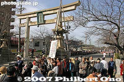 Konomiya Shrine torii and the long path to the shrine is lined with a large crowd.
Keywords: aichi inazawa konomiya jinja shrine hadaka matsuri festival naked loincloth