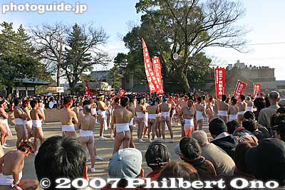 The inner path to the shrine gets more crowded.
Keywords: aichi inazawa konomiya jinja shrine hadaka matsuri festival naked loincloth