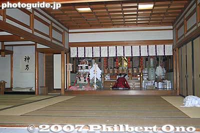 Inside the shrine hall.
Keywords: aichi inazawa konomiya jinja shrine hadaka matsuri festival
