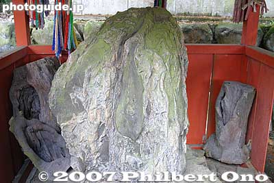 Oagata Shrine's Female Rock. 女性器をかたどった石
Keywords: aichi inuyama ooagata oagata jinja shrine female sexual organ genitals rock