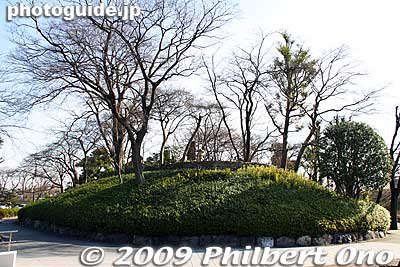 Along the way, you come across this small Kiyosu Castle Park with a low mound. This is the original location of Kiyosu Castle. 清洲古城公園
Keywords: aichi kiyosu castle 