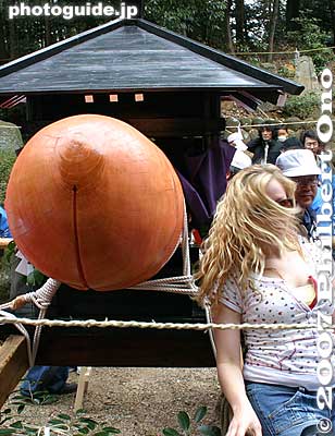 Many foreigners also join in the fun. The giant phallus was originally about 1 meter long and paraded by itself by 4-5 people with no portable shrine shelter.
Keywords: aichi komaki kumano jinja shrine penis festival fertility honen matsuri