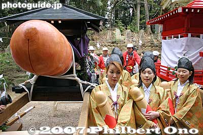 Procession maidens pose with the giant penis. The giant phallus was then partially hidden by the portable shrine as it is today. But this made the phallus become larger to 2.5 meters, as if to compensate for this partial shielding.
Keywords: aichi komaki kumano jinja shrine penis festival fertility honen matsuri3 women