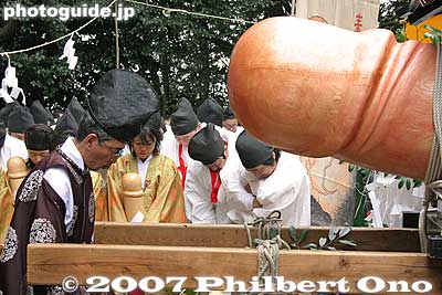 Gozensai prayer ceremony before the start of the procession.
Keywords: aichi komaki kumano jinja shrine penis festival fertility honen matsuri shinto prayer