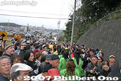 The procession goers down the slope in front of Kumano Shrine.
Keywords: aichi komaki kumano jinja shrine penis festival fertility honen matsuri shinto