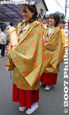 Maidens who are 36 years old, carry wooden penises for protection during their "unlucky age" (yakudoshi).
Keywords: aichi komaki jinja shrine penis festival fertility honen matsuri shinto