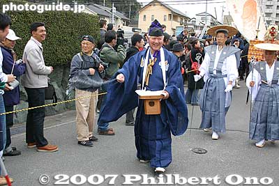 Salt sprinkler heads the procession to purify the way.
Keywords: aichi komaki tagata jinja shrine penis festival fertility honen matsuri shinto