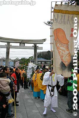 The standard-bearer with a banner of shunga-style penis painting.
Keywords: aichi komaki tagata jinja shrine penis festival fertility honen matsuri shinto
