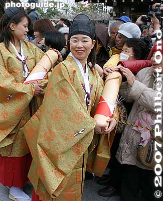 Women spectators touch the penis for good fortune and to become fertile perhaps?
Keywords: aichi komaki tagata jinja shrine penis festival fertility honen matsuri shinto