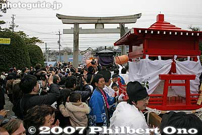 The giant penis also arrives at the shrine as it spins around behind the
Keywords: aichi komaki tagata jinja shrine penis festival fertility honen matsuri shinto