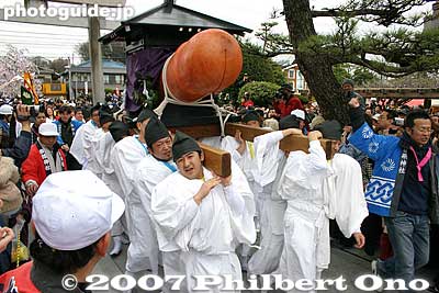 Giant phallus makes its way to the shrine.
Keywords: aichi komaki tagata jinja shrine penis festival fertility honen matsuri shinto