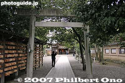 Torii to Oku-no-miya Shrine, next to the Honden main hall.
Keywords: aichi komaki tagata jinja shrine penis fertility shinto
