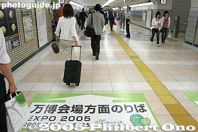Pointer to Expo shuttle train at Nagoya Station.
Keywords: Aichi Nagakute Expo 2005 crowds