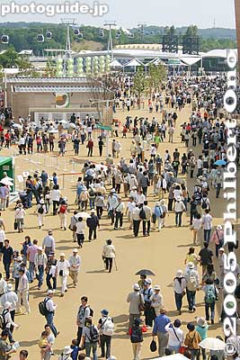 Crowds at corporate pavilions.
Keywords: Aichi Nagakute Expo 2005 crowds