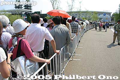 Line to receive reservation tickets to enter Global House (mammoth display).
Keywords: Aichi Nagakute Expo 2005 crowds