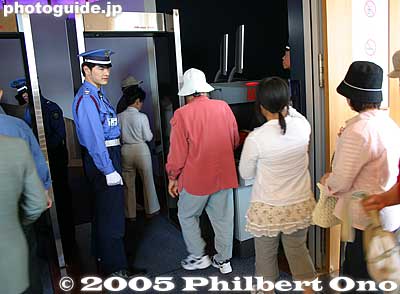 US Pavilion security check.
Keywords: Aichi Nagakute Expo 2005 international pavilions 