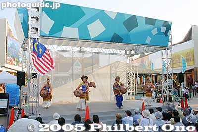 Malaysian dancers on outdoor mini stage.
Keywords: Aichi Nagakute Expo 2005 international pavilions 