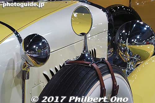 Duesenberg's side mirrors are strapped onto the spare tire.
Keywords: aichi nagakute toyota automobile museum classic cars