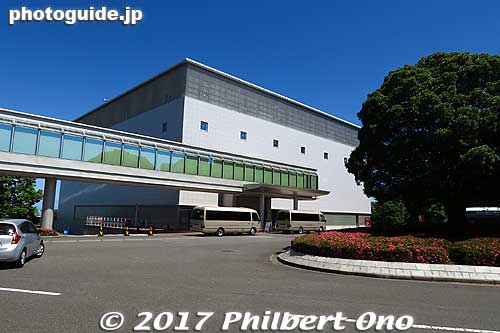 Annex building connected by an overpass.
Keywords: aichi nagakute toyota automobile museum classic cars