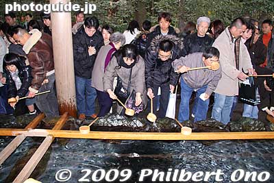 Wash fountain
Keywords: aichi nagoya atsuta jingu shrine shinto new year's day oshogatsu hatsumode 
