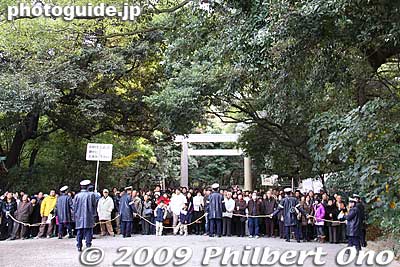 The police were holding back the crowd at regular intervals before they could enter the shrine's worship area.
Keywords: aichi nagoya atsuta jingu shrine shinto new year's day oshogatsu hatsumode 
