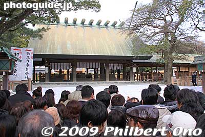 Keywords: aichi nagoya atsuta jingu shrine shinto new year's day oshogatsu hatsumode 