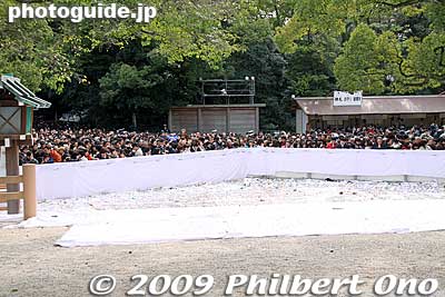 View of the money pit as seen from the shrine. This is still quite small compared to Meiji Shrine in Tokyo on New Year's Day. Less crowded too.
Keywords: aichi nagoya atsuta jingu shrine shinto new year's day oshogatsu hatsumode 