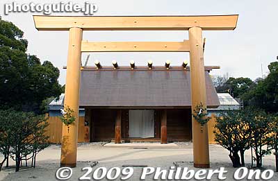 Atsuta Jingu Shrine's Hongu main shrine. For 1,000 yen, they let you in here to pray. The architecture and layout are almost the same as the Ise Grand Shrines in Mie Pref. Rebuilt in 1955. I wonder if the sacred sword is in there.
Keywords: aichi nagoya atsuta jingu shrine shinto new year's day oshogatsu hatsumode 