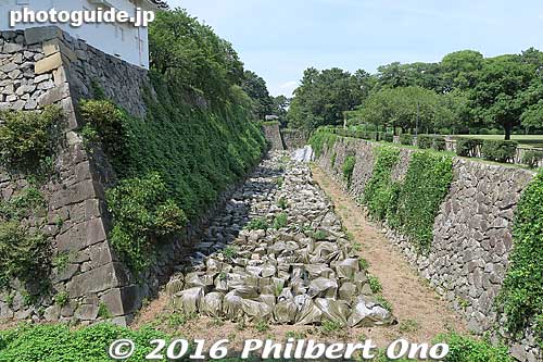 Rocks are temporarily stored here from another part of the castle wall being repaired.
Keywords: aichi nagoya castle