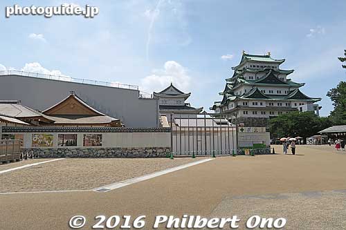 Nagoya's new Hommaru Palace is right next to the tenshukaku main castle tower.
Keywords: aichi nagoya castle japancastle