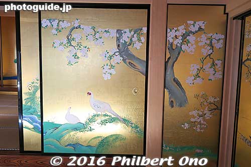 Sliding door painting in the Omote Shoin (表書院) Main Hall's Ichi-no-Ma Room 一之間. The main hall features paintings of flowers and birds.
Keywords: aichi nagoya castle