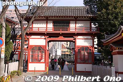 West Gate of Osu Kannon Temple. This is the gate nearest to the subway station. Note that this is not the main gate even though it is the most popular one. 西門
Keywords: aichi nagoya osu kannon temple 