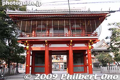 Niomon Gate, the front gate of Osu Kannon Temple. 仁王門
Keywords: aichi nagoya osu kannon temple 