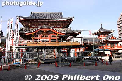 Hondo main hall of Osu Kannon Temple. However, there is an elevated platform for the Setsubun bean throwers. These photos were taken a few days before Feb. 3.
Keywords: aichi nagoya osu kannon temple 