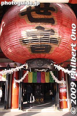 Large paper lantern at the entrance of the Hondo main hall.
Keywords: aichi nagoya osu kannon temple 