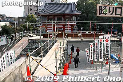 View from the Hondo main hall.
Keywords: aichi nagoya osu kannon temple 