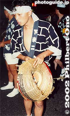 A broken paper lantern is disposed of.
At 8:40 p.m., the main performance stopped and the spectators were invited to try their hand at the kanto for 10 minutes. At 8:50 p.m., all the kanto were withdrawn from the site.
Keywords: akita kanto matsuri festival lantern