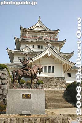 Statue of Chiba-no-suke Tsuneshige and Chiba Castle tower 千葉介常重
Lord Chiba-no-suke Tsuneshige was the founder of Chiba Castle in 1126.
Keywords: chiba castle inohana park sakura cherry blossoms japansculpture