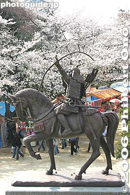 Statue of Chiba-no-suke Tsuneshige 千葉介常重
Lord Chiba-no-suke Tsuneshige was the founder of Chiba Castle in 1126.
Keywords: chiba castle inohana park sakura cherry blossoms
