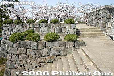 Steps to front entrance
Keywords: chiba castle inohana park sakura cherry blossoms