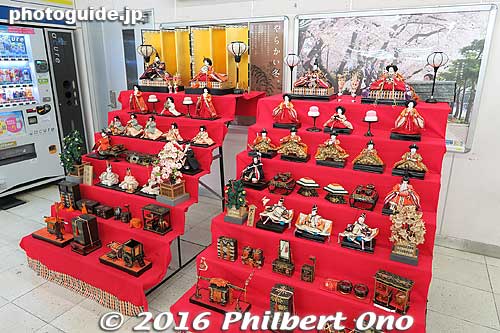 Hina dolls displayed inside JR Shimousa-Nakayama Station.
Keywords: chiba ichikawa nakayama hokekyo nichiren buddhist temple hinamatsuri