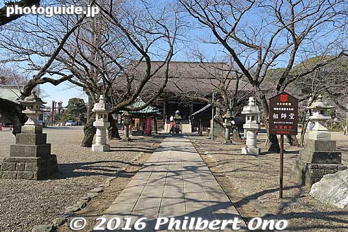 Path to Soshido Hall, the main temple. 祖師堂
Keywords: chiba ichikawa nakayama hokekyoji nichiren buddhist temple